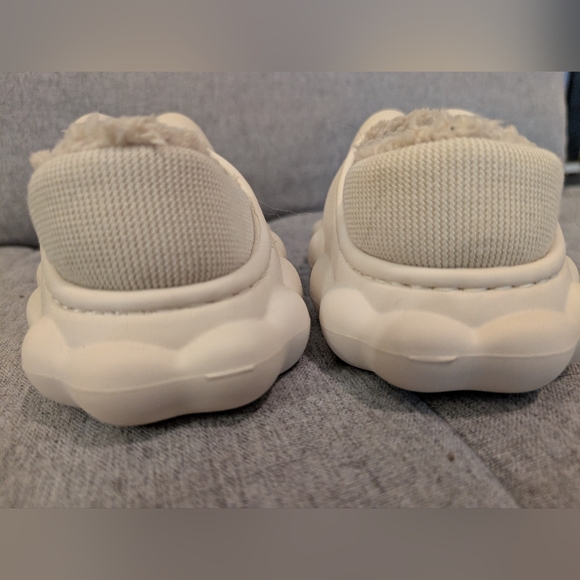 Hilarious Women's Bunny Slippers, Size 7. - Picture 4 of 4